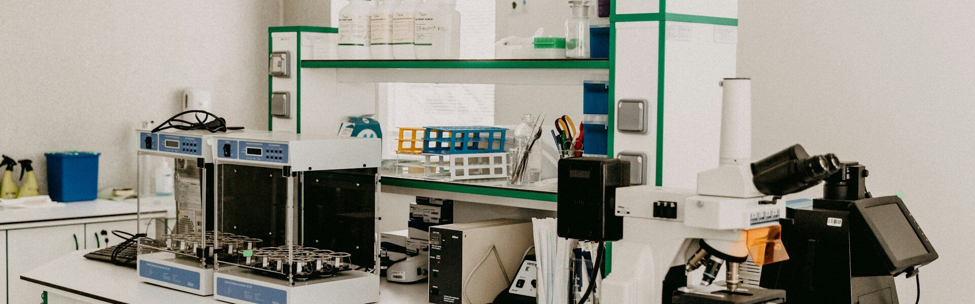 Stół laboratoryjny z mikroskopem i aparaturą w jasnym laboratorium